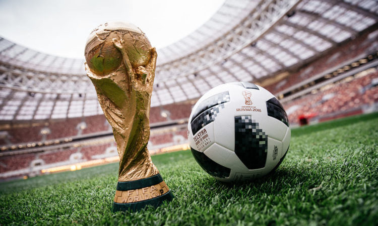 Der Telstar 18 und der WM Pokal der FIFA (Copyright adidas)