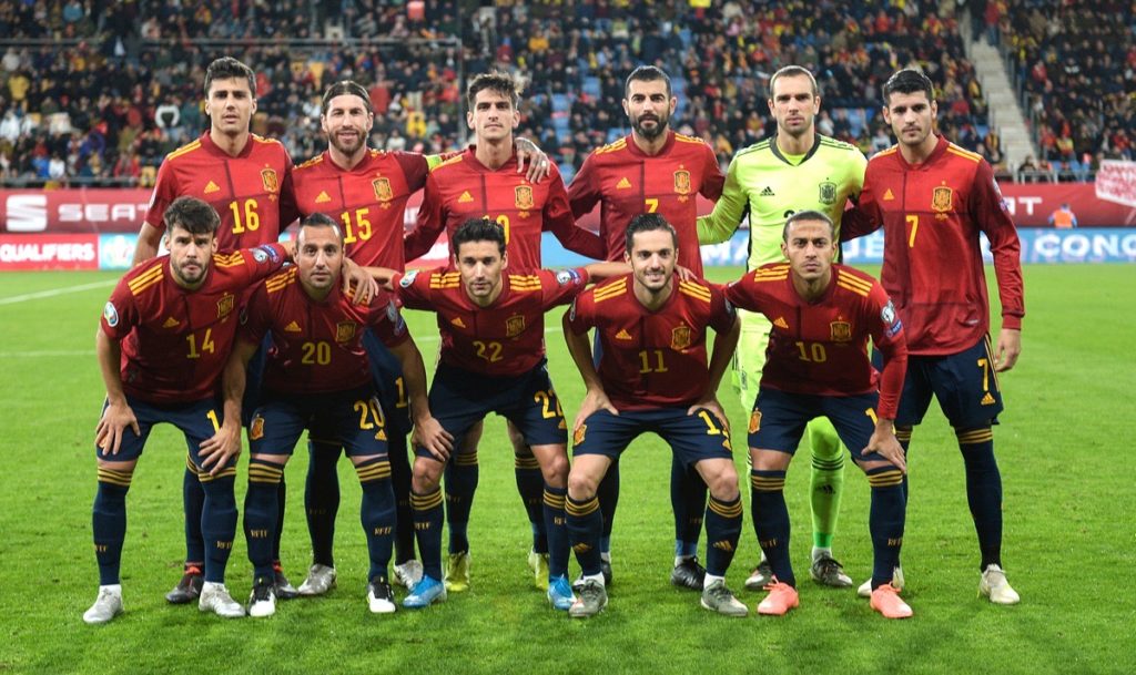 Spaniens Fußballnationalmannschaft (erste Reihe v.l.n.r.) Spaniens Verteidiger Juan Bernat, Spaniens Mittelfeldspieler Santi Cazorla, Spaniens Verteidiger Jesus Navas, Spaniens Mittelfeldspieler Pablo Sarabia, Spaniens Mittelfeldspieler Thiago Alcantara, (zweite Reihe v.l.n.r.) Spaniens Mittelfeldspieler Rodrigo Hernandez, Spaniens Verteidiger Sergio Ramos, Spaniens Stürmer Gerard Moreno, Spaniens Verteidiger Raul Albiol, Spaniens Torhüter Pau Lopez und Spaniens Stürmer Alvaro Morata posieren vor dem EM-Qualifikationsspiel der Gruppe F zwischen Spanien und Malta im Ramon de Carranza-Stadion in Cádiz, am 15. November 2019. (Foto: CRISTINA QUICLER / AFP)
