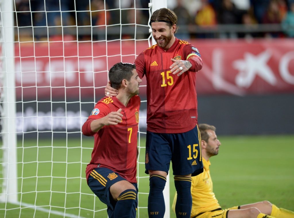 Spaniens Stürmer Alvaro Morata (L) wird von seinem Mannschaftskameraden, dem spanischen Verteidiger Sergio Ramos, nach einem Tor während des EM-Qualifikationsspiels der Gruppe F zwischen Spanien und Malta im Stadion Ramon de Carranza in Cádiz am 15. November 2019 beglückwünscht. (Foto: CRISTINA QUICLER / AFP)