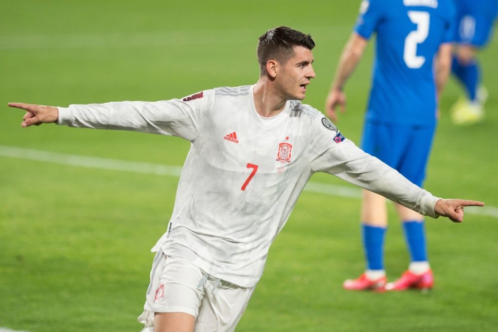 Spaniens Stürmer Alvaro Morata jubelt nach seinem Tor während des Qualifikationsspiels zur FIFA Fussball-Weltmeisterschaft Katar 2022 zwischen Spanien und Griechenland am 25. März 2021 im Stadion Los Carmenes in Granada. (Foto: JORGE GUERRERO / AFP)