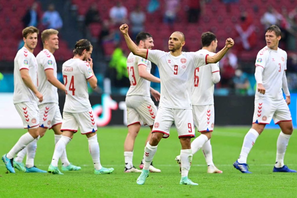 Dänemarks Stürmer Martin Braithwaite (C) und seine Teamkollegen feiern mit den Fans nach dem Achtelfinalspiel der UEFA EURO 2020 zwischen Wales und Dänemark in der Johan Cruyff Arena in Amsterdam am 26. Juni 2021. (Foto: Olaf Kraak / POOL / AFP)