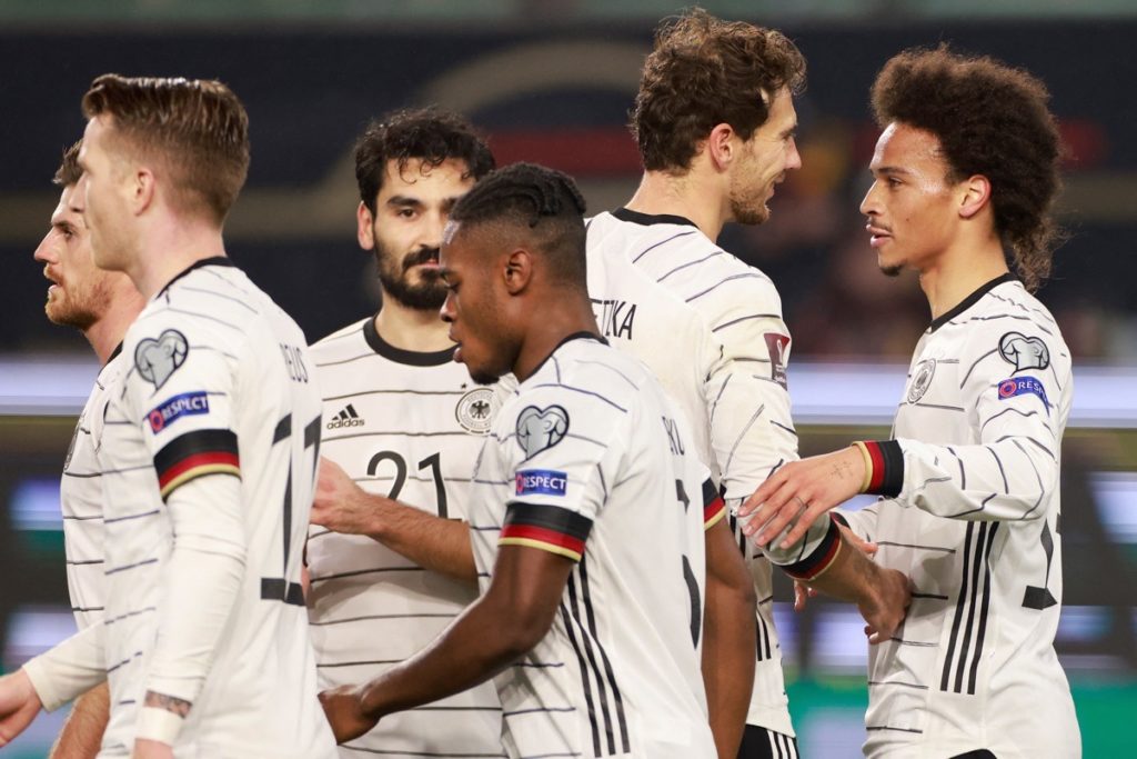 Deutschlands Stürmer Leroy Sane (R) feiert mit seinen Mannschaftskameraden den Treffer zum 3:0 während des Fußballspiels Deutschland gegen Liechtenstein in der Qualifikationsgruppe J der FIFA Fussball-Weltmeisterschaft Katar 2022 am 11. November 2021 in Wolfsburg, Norddeutschland. (Foto: Odd ANDERSEN / AFP)