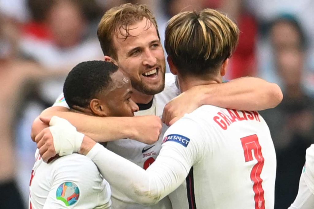 Englands Stürmer Harry Kane (C) feiert mit Englands Stürmer Raheem Sterling (L) und Englands Mittelfeldspieler Jack Grealish nach dem Sieg im Achtelfinalspiel der UEFA EURO 2020 zwischen England und Deutschland im Wembley-Stadion in London am 29. Juni 2021. (Foto: Andy Rain / POOL / AFP)