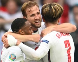 Englands Stürmer Harry Kane (C) feiert mit Englands Stürmer Raheem Sterling (L) und Englands Mittelfeldspieler Jack Grealish nach dem Sieg im Achtelfinalspiel der UEFA EURO 2020 zwischen England und Deutschland im Wembley-Stadion in London am 29. Juni 2021. (Foto: Andy Rain / POOL / AFP)