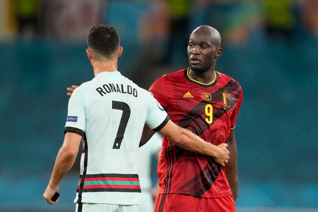 Portugals Stürmer Cristiano Ronaldo (L) begrüßt Belgiens Stürmer Romelu Lukaku am Ende des UEFA EURO 2020 Achtelfinalspiels zwischen Belgien und Portugal im La Cartuja Stadion in Sevilla am 27. Juni 2021. (Foto: THANASSIS STAVRAKIS / POOL / AFP)