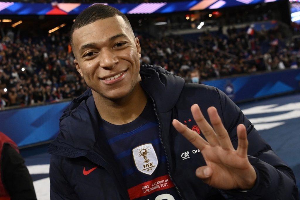 Frankreichs Stürmer Kylian Mbappe am Ende des Qualifikationsspiels für die FIFA Fussball-Weltmeisterschaft 2022 zwischen Frankreich und Kasachstan im Stadion Parc des Princes in Paris, am 13. November 2021. (Foto: FRANCK FIFE / AFP)