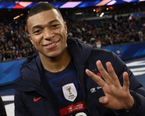 Frankreichs Stürmer Kylian Mbappe am Ende des Qualifikationsspiels für die FIFA Fussball-Weltmeisterschaft 2022 zwischen Frankreich und Kasachstan im Stadion Parc des Princes in Paris, am 13. November 2021. (Foto: FRANCK FIFE / AFP)