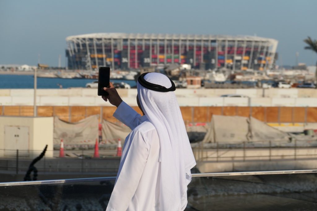 Katar: Ein Scheich vor dem 974 Stadium (Foto: eigenes Archiv)