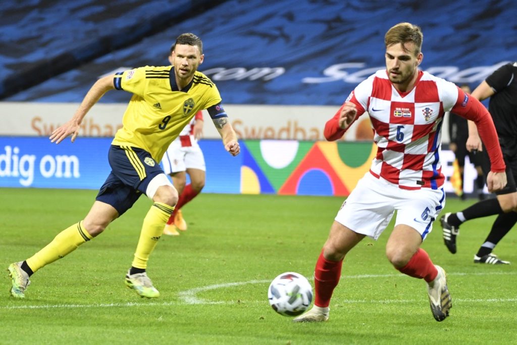 Schwedens Stürmer Marcus Berg (L) jagt Kroatiens Verteidiger Marin Pongracic während des UEFA Nations League-Fußballspiels Schweden gegen Kroatien am 14. November 2020 im Stadion Friends Arena in Solna bei Stockholm. (Foto von Henrik MONTGOMERY / TT News Agency / AFP) / Schweden OUT