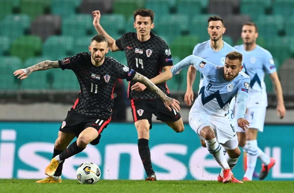 Kroatiens Marcelo Brozovic (L) und Sloweniens Sandi Lovric kämpfen um den Ball während des Qualifikationsspiels zur FIFA Fussball-Weltmeisterschaft Katar 2022 Gruppe H zwischen Slowenien und Kroatien im Stozice-Stadion in Ljubljana, Slowenien, am 24. März 2021. (Foto: JOE KLAMAR / AFP)