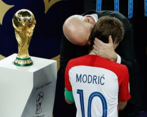 FIFA-Präsident Gianni Infantino (L) spricht mit dem kroatischen Mittelfeldspieler Luka Modric nach dem Endspiel der Fußball-Weltmeisterschaft Russland 2018 zwischen Frankreich und Kroatien im Luzhniki-Stadion in Moskau am 15. Juli 2018. Frankreich gewann die Weltmeisterschaft zum zweiten Mal in seiner Geschichte, nachdem es Kroatien am Sonntag im Finale im Moskauer Luzhniki-Stadion mit 4:2 besiegt hatte. / AFP PHOTO / Adrian DENNIS /