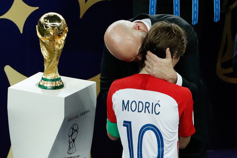 FIFA-Präsident Gianni Infantino (L) spricht mit dem kroatischen Mittelfeldspieler Luka Modric nach dem Endspiel der Fußball-Weltmeisterschaft Russland 2018 zwischen Frankreich und Kroatien im Luzhniki-Stadion in Moskau am 15. Juli 2018. Frankreich gewann die Weltmeisterschaft zum zweiten Mal in seiner Geschichte, nachdem es Kroatien am Sonntag im Finale im Moskauer Luzhniki-Stadion mit 4:2 besiegt hatte. / AFP PHOTO / Adrian DENNIS /