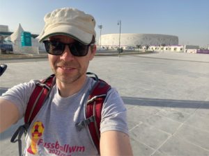 Nils Römeling vor dem Al-Thumama-Stadion in Katar 2021