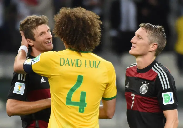 Der Brasilianer David Luiz (Mitte) nach der 1:7 Niederlage mit Bastian Schweinsteiger (R) und Thomas Müller im Mineirao Stadium in Belo Horizonte am 8.Juli 2014. AFP PHOTO / CHRISTOPHE SIMON