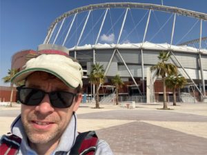 Nils Römeling vor dem Khalifa International Stadium in Katar 2021