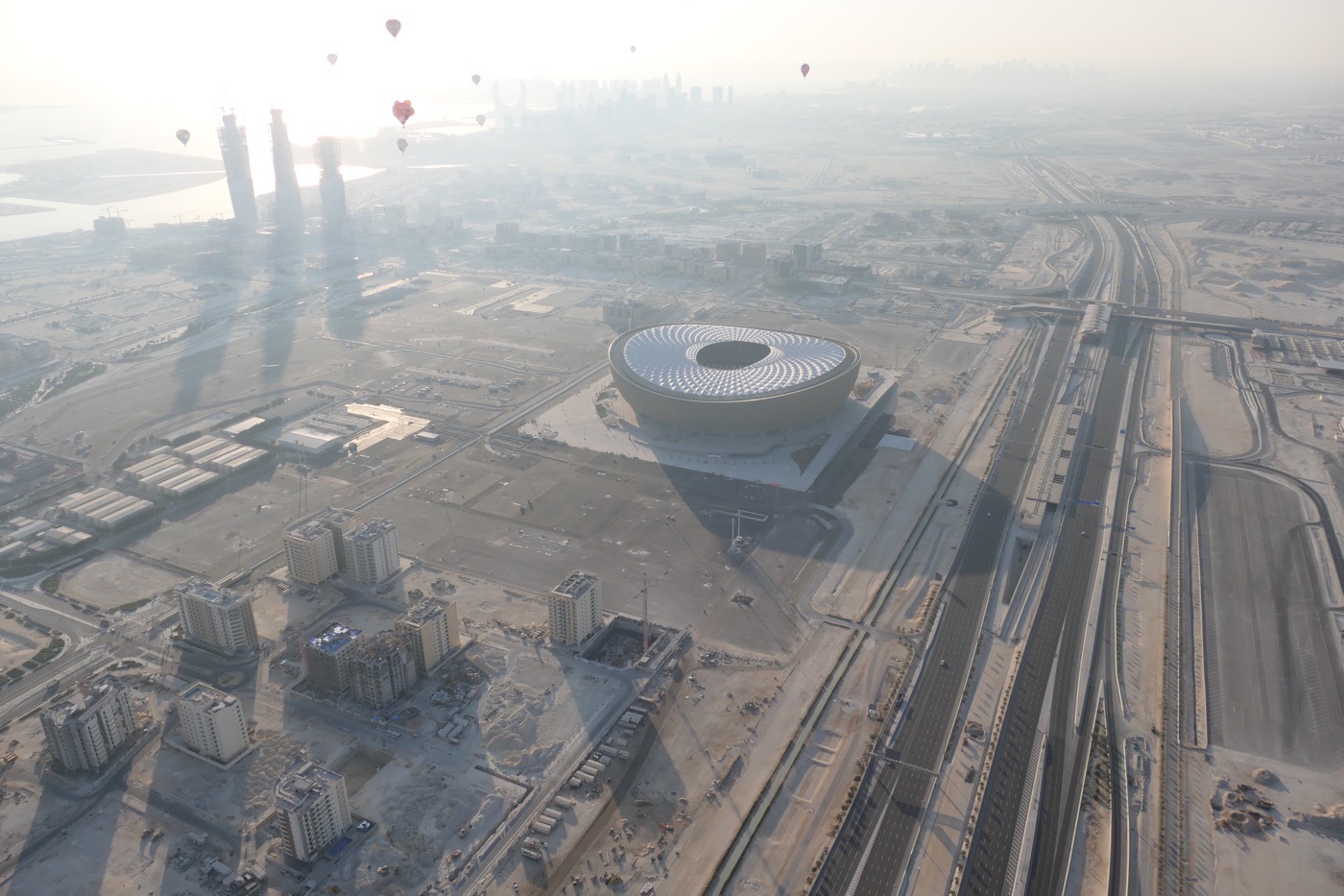 Das neue Lusail Stadion nördlich von Doha/Katar aus der Luft. Hier wollen alle Mannschaften am 18.11.2022 hin, zum WM-Finale 2022 (Foto: eigene Quelle)
