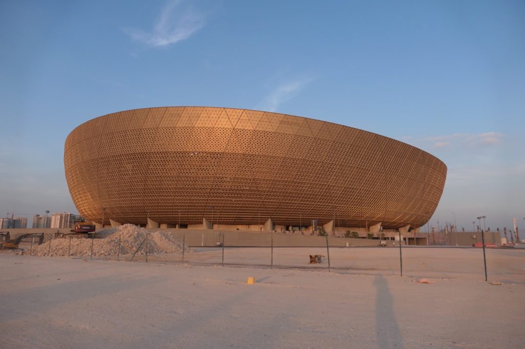Die goldene Struktur des Lusail Stadions im Sonnenuntergang - hier findet das WM Finale 2022 statt (Foto: eigene Quelle im Dezember 2021)
