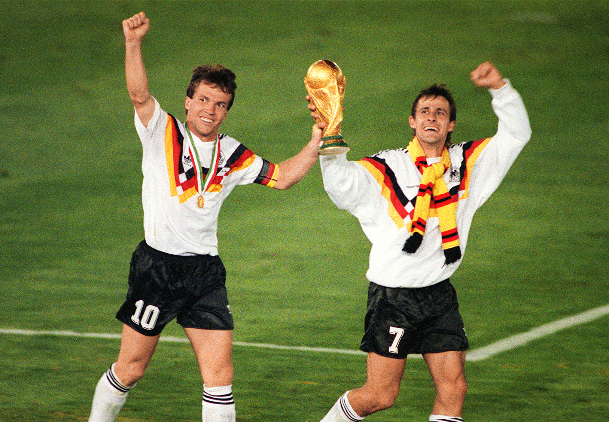 Die Mannschaft um Kapitän Lothar Matthäus gewann den 1974 neu vorgestellten WM Pokal ein zwietes mal für Deutschland bei der WM 1990 in Italien. AFP PHOTO