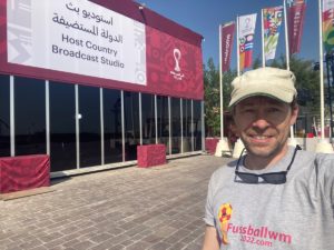 Webseiten-Betreiber Nils Römeling besucht das Sendestudio des lokalen Katar-Fernsehsenders (Foto: eigene Quelle)