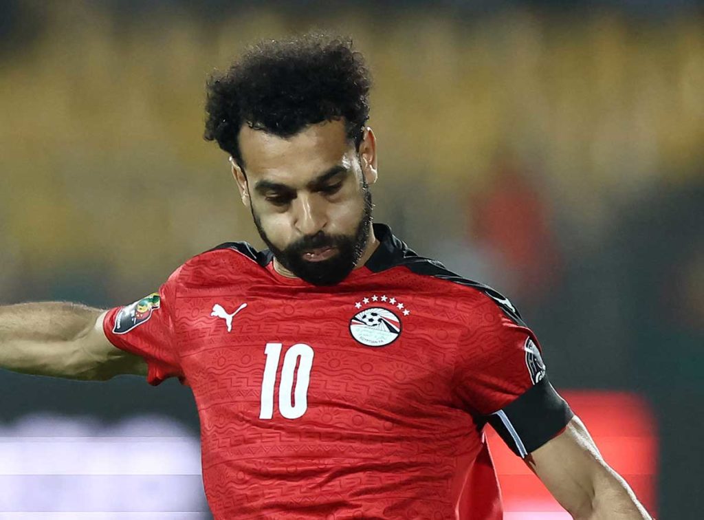 Ägyptens Stürmer Mohamed Salah beim Afrika Cup 2022 im roten Heimtrikot mit der Rückennummer 10 am 19. Januar 2022. (Foto: Kenzo Tribouillard / AFP)