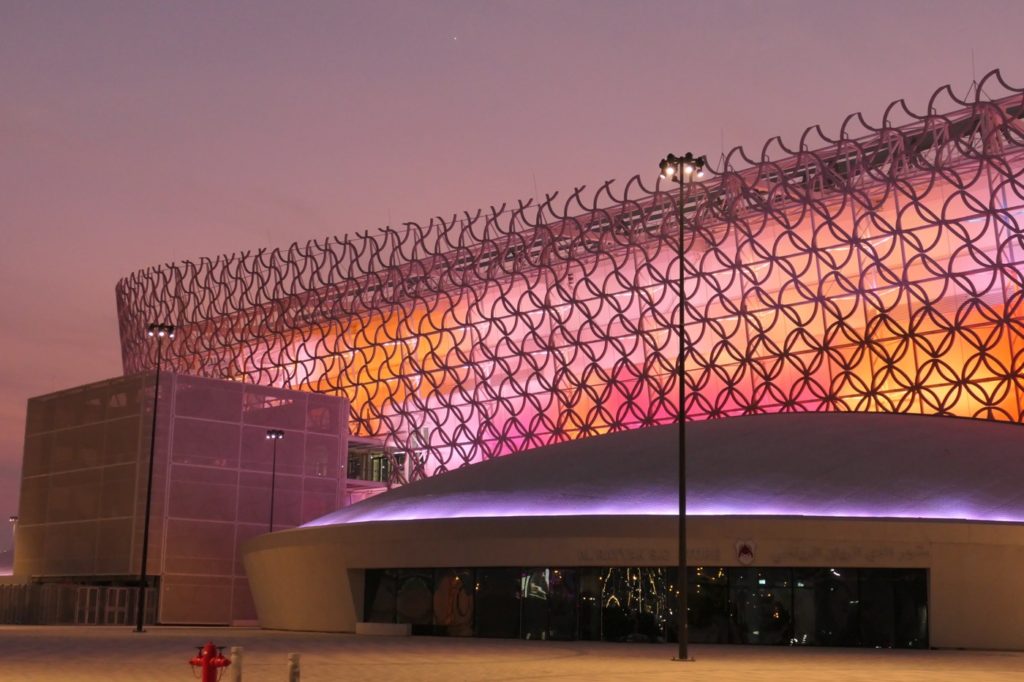 Ahmed Bin Ali Stadion bei Nacht