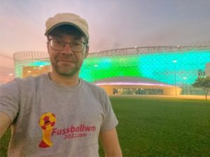 Nils Römeling vor dem Ahmed Bin Ali Stadion westlich von Doha (Foto eigene Quelle)