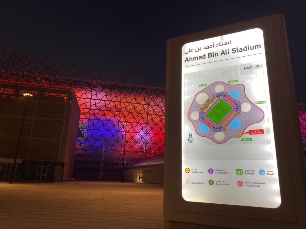 Ahmed Bin Ali Stadion bei Nacht