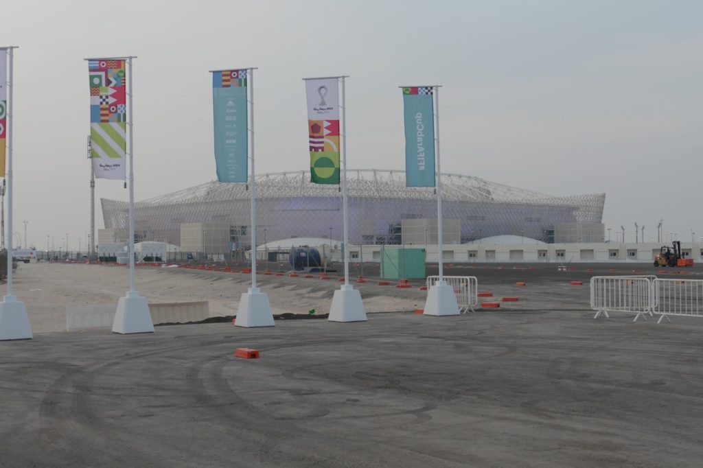 Das Ahmed Bin Ali Stadion westlich von Doha (Foto eigene Quelle)