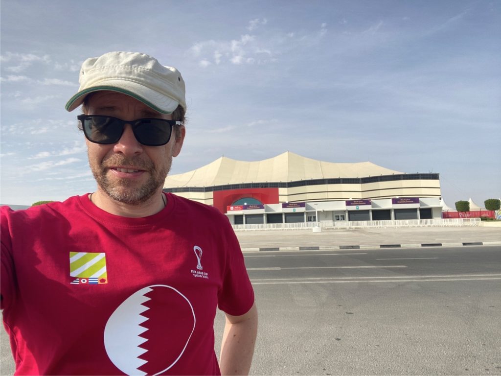 Nils Römeling vor dem Al Bayt Wm Stadion nördlich von Katar. Hier findet das WM-Eröffnungsspiel statt! (Eigene Fotoquelle)