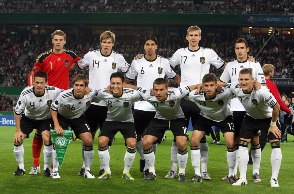 Die deutsche Startaufstellung nach der WM 2010 am 7.September 2010 im weißen Heimtrikot 2010 AFP PHOTO PATRIK STOLLARZ