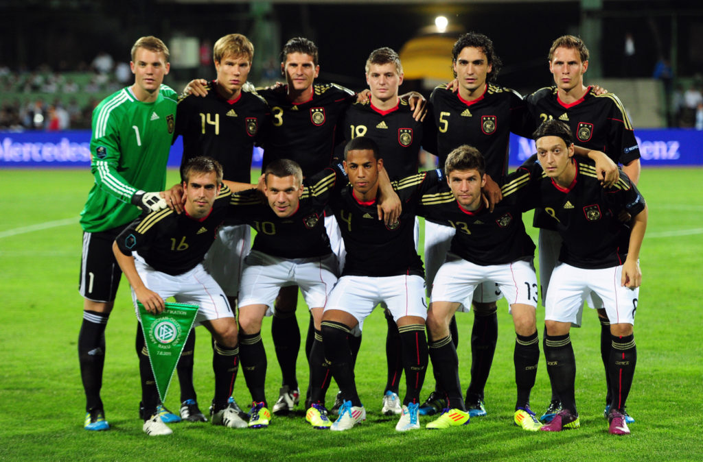 Die deutsche Startaufstellung nach der WM 2010 am 7.Juni 2011 in Baku im schwarzen Awaytrikot 2010 AFP PHOTO PATRIK STOLLARZ