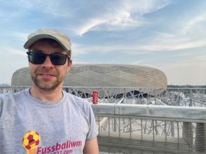 Nils Römeling vor dem Educational WM Stadium in Al Rayyan (Foto: eigene Quelle)