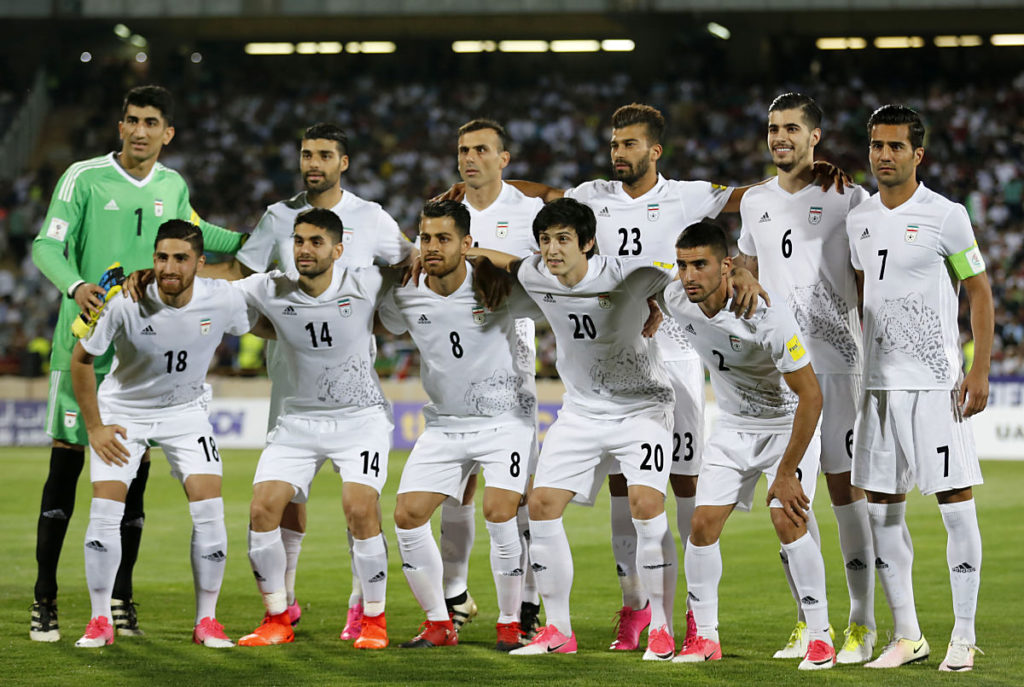 Iranische Fußballspieler posieren für ein Mannschaftsfoto während des WM-Qualifikationsspiels 2018 zwischen Iran und Usbekistan im Azadi-Stadion in Teheran am 12. Juni 2017. / AFP PHOTO / ATTA KENARE