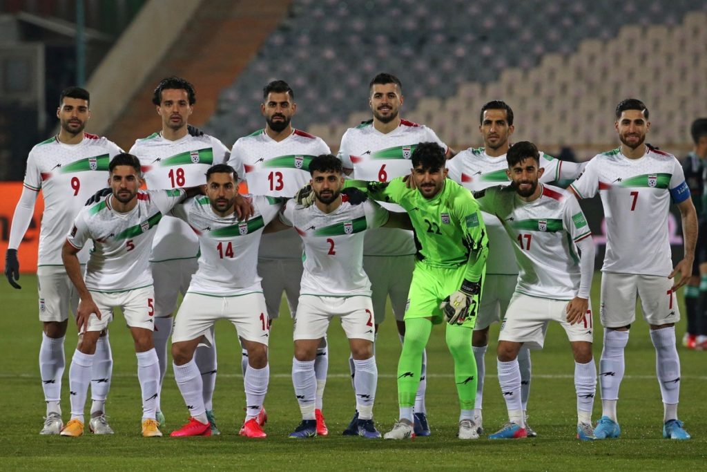 Die iranischen Fußballspieler vor dem Fußballspiel der Asien-Qualifikation für die Weltmeisterschaft 2022 in Katar zwischen dem Iran und den Vereinigten Arabischen Emiraten am 1. Februar 2022 für ein Gruppenfoto auf. (Foto von Atta KENARE / AFP)