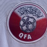 Das Logo des Fußballverband von Katar auf dem weißen Ausweichtrikot 2022.