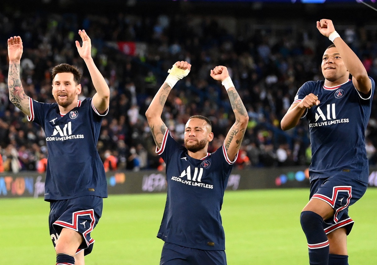 (v.l.) Der argentinische Stürmer Lionel Messi, der brasilianische Stürmer Neymar und der französische Stürmer Kylian Mbappe von Paris Saint-Germain (PSG) - alle drei sind bei der WM 2022 dabei! (Foto: FRANCK FIFE / AFP)