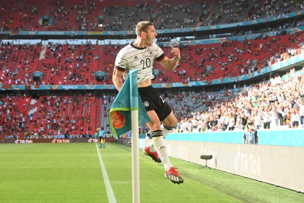 Robin Gosens bei der EURO 2020 im aktuellen DFB Trikot. Zur Wm 2022 wird es ein neues Trikot geben! (Photo by CHRISTOF STACHE / POOL / AFP)