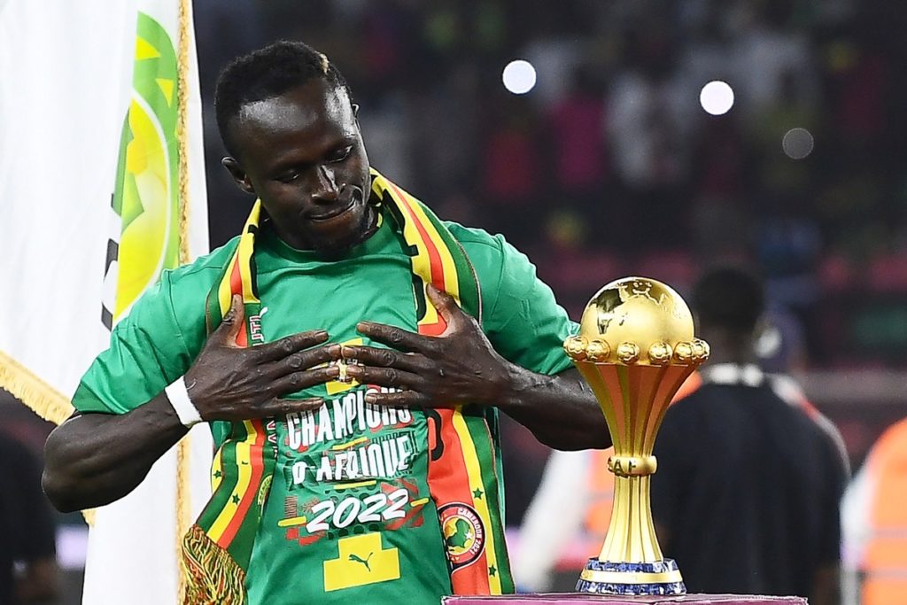 Der senegalesische Stürmer Sadio Mane betrachtet die Trophäe vor der Siegerehrung nach dem Endspiel des Afrikanischen Nationen-Pokals (CAN) 2021 zwischen Senegal und Ägypten im Stade d'Olembe in Yaounde am 6. Februar 2022. (Foto von CHARLY TRIBALLEAU / AFP)