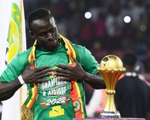 Der senegalesische Stürmer Sadio Mane betrachtet die Trophäe vor der Siegerehrung nach dem Endspiel des Afrikanischen Nationen-Pokals (CAN) 2021 zwischen Senegal und Ägypten im Stade d'Olembe in Yaounde am 6. Februar 2022. (Foto von CHARLY TRIBALLEAU / AFP)