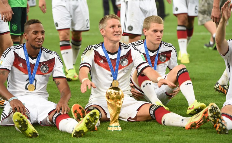 Das Weltmeister Trikot 2014: Bastian Schweinsteiger mit dem WM-Pokal während seine Mannschaft den 1:0-Sieg im Finale der FIFA Fußball-Weltmeisterschaft 2014 zwischen Deutschland und Argentinien nach der Verlängerung im Maracana-Stadion in Rio de Janeiro, Brasilien, feiert. AFP PHOTO / PATRIK STOLLARZ