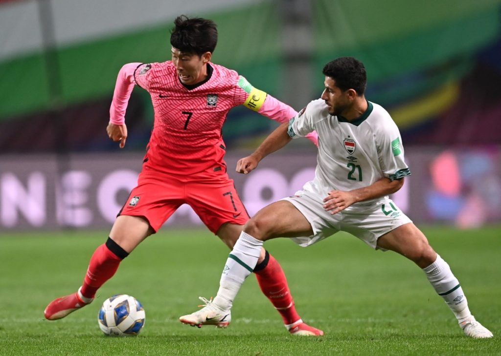 Südkoreas Son Heung-min (L) im Südkorea Heimtrikot während des asiatischen Qualifikationsspiels zur FIFA Fussball-Weltmeisterschaft Katar 2022 zwischen Südkorea und Irak in Seoul am 2. September 2021. (Foto: Jung Yeon-je / AFP)