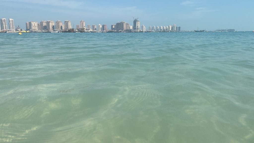 Wasser am Strand in Katar