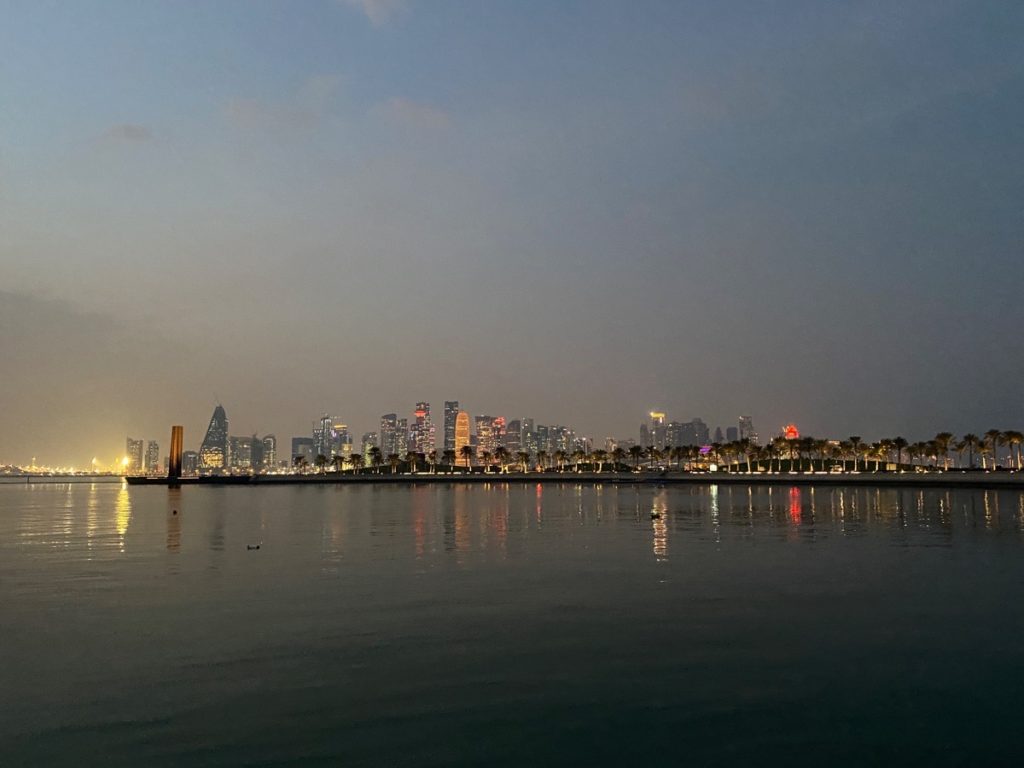 Skyline von Doha im Sonnenuntergang