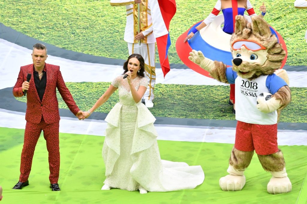 Der englische Sänger Robbie Williams (L) und die russische Sopranistin Aida Garifullina treten während der Eröffnungszeremonie vor dem Fußballspiel der Gruppe A der Fußballweltmeisterschaft Russland 2018 zwischen Russland und Saudi-Arabien im Luzhniki-Stadion in Moskau am 14. Juni 2018 auf. (Foto von Mladen ANTONOV / AFP)