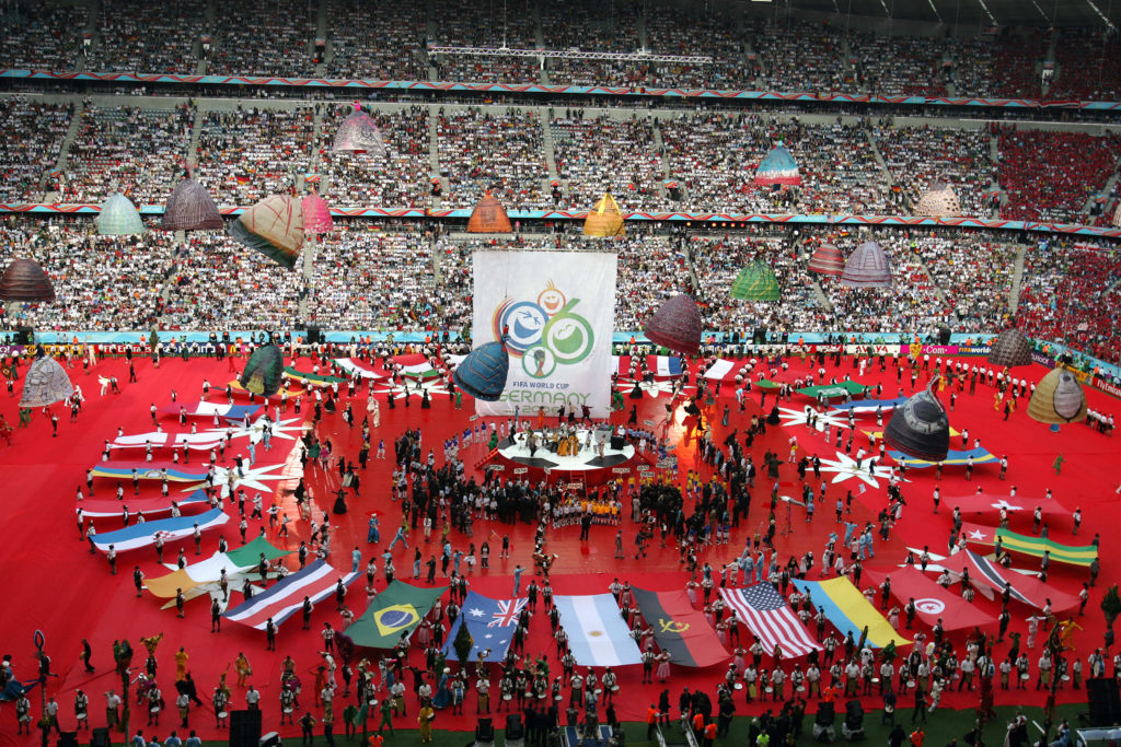 Die Flaggen der 32 Länder und das WM-Logo, die an der WM 2006 Fußballweltmeisterschaft teilnahmen, während der Eröffnungsfeierlichkeiten im Münchner WM-Stadion vor dem Eröffnungsspiel der Fußballweltmeisterschaft 2006 zwischen Gastgeber Deutschland und Costa Rica, 09. Juni 2006. AFP PHOTO / ROBERTO SCHMIDT