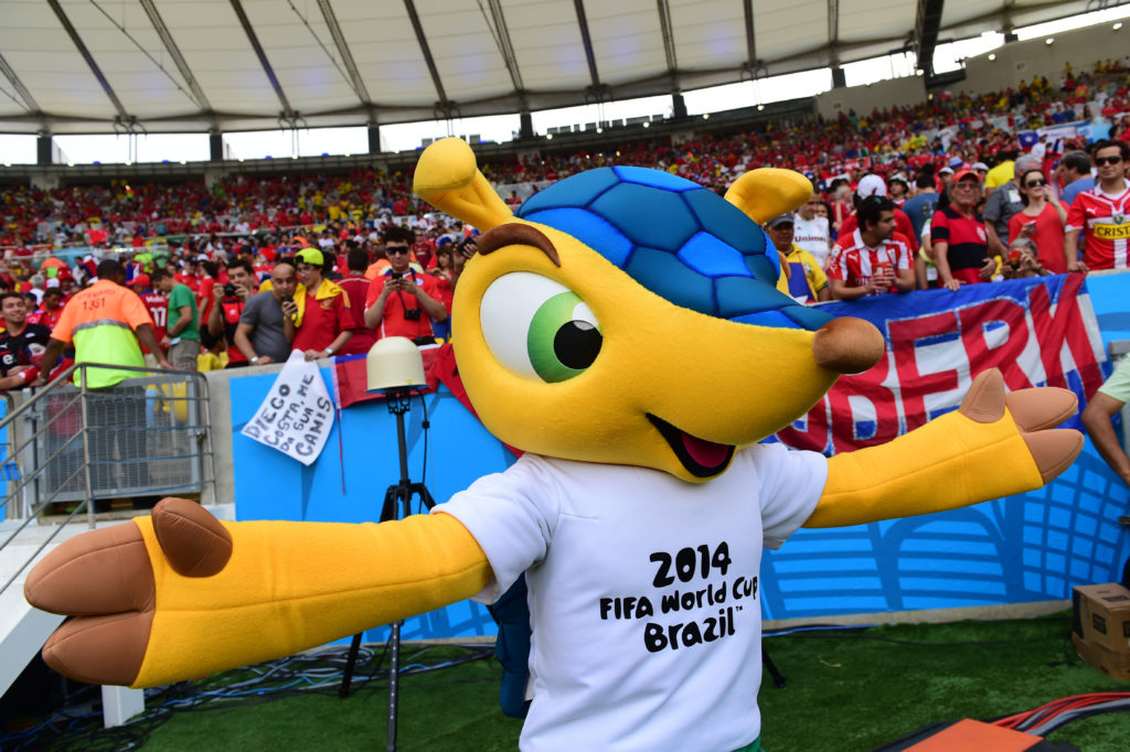 Das offizielle WM-Maskottchen 2014, Fuleco, jubelt am Spielfeldrand vor dem Fußballspiel der Gruppe B zwischen Spanien und Chile im Maracana-Stadion in Rio de Janeiro während der FIFA Fußball-Weltmeisterschaft 2014 am 18. Juni 2014. AFP PHOTO / MARTIN BERNETTI /