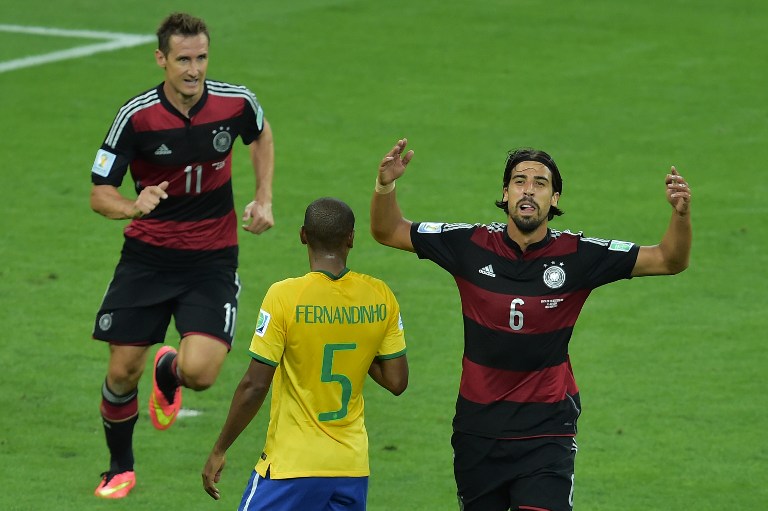 DFB Auswärtstrikot 2014: Sami Khedira und Miroslav Klose (L) beim 7:1 Sieg im Halbfinale zwischen Brasilien und Deutschland im Mineirao-Stadion in Belo Horizonte bei der FIFA Fussball-Weltmeisterschaft 2014 am 8. Juli 2014 AFP PHOTO / GABRIEL BOUYS