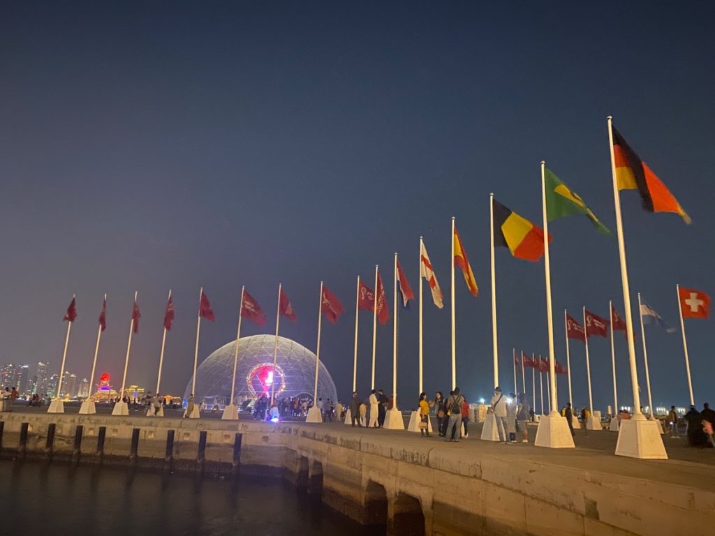 Die FIFA Uhr an der Corniche in Doha - wie lange ist es noch bis zur Fußball WM 2022?
