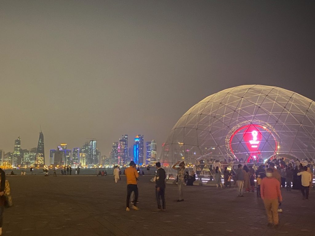 Die FIFA Uhr an der Corniche in Doha - wie lange ist es noch bis zur Fußball WM 2022?