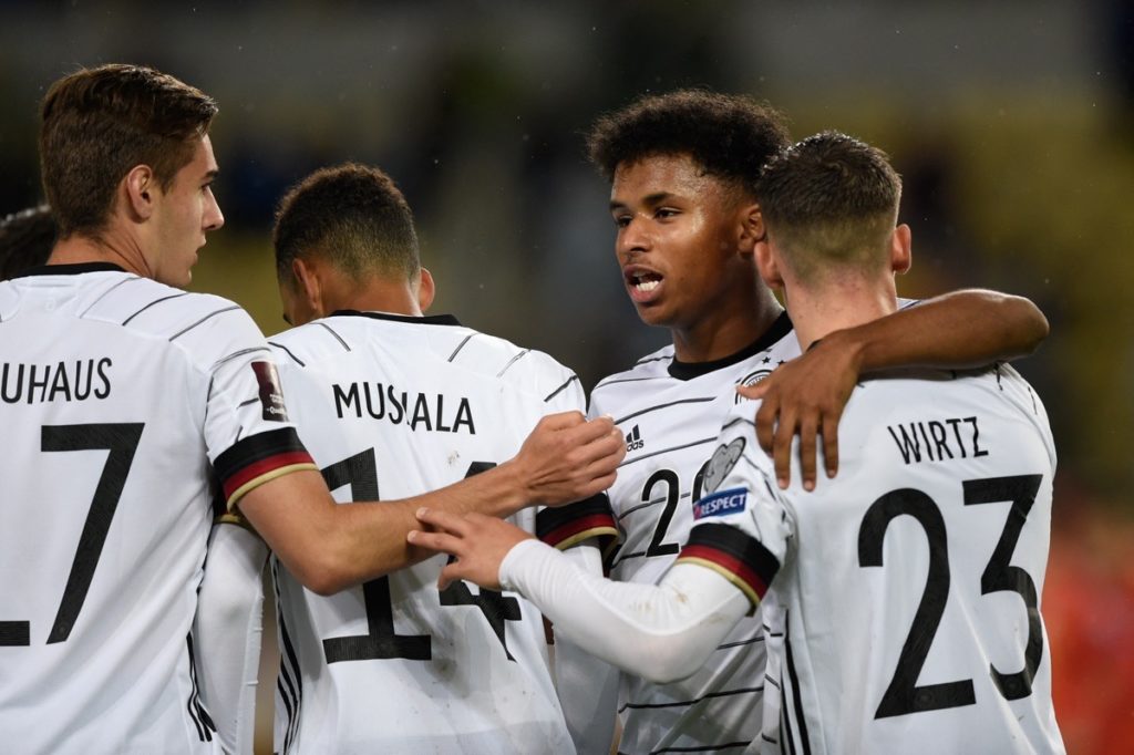 Deutschlands Stürmer Jamal Musiala (2L) jubelt nach dem vierten Tor seiner Mannschaft mit seinen Teamkollegen, dem deutschen Mittelfeldspieler Karim Adeyemi (2R), dem deutschen Mittelfeldspieler Florian Neuhaus (L) und dem deutschen Stürmer Florian Wirtz, während des Fußballspiels der Gruppe J in der Qualifikation zur FIFA Fussball-Weltmeisterschaft Katar 2022 zwischen Nordmazedonien und Deutschland in der Toshe Proeski National Arena in Skopje am 11. Oktober 2021. (Foto von Nikolay DOYCHINOV / AFP)